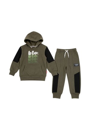 Ensemble sweat à capuche et pantalon vert olive avec patchs noirs aux manches et aux jambes, cordon blanc, poche kangourou et logo Lee Cooper sur la poitrine et la jambe.