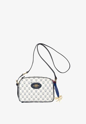 Valkoinen ja laivastonsininen crossbody-laukku, jossa toistuva logokuvio, kultaisen sävyiset metalliosat, laivastonsininen hihna ja kultainen enkeli-koriste roikkuu laivastonsinisestä tagista.