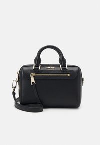 Borsa DKNY nera con una finitura testurizzata, doppio manico superiore, tracolla removibile e dettaglio della cerniera in tono oro sul davanti.