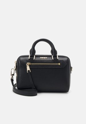 Schwarze DKNY-Handtasche mit strukturiertem Finish, doppelten oberen Griffen, abnehmbarem Schulterriemen und goldfarbenem Reißverschlussdetail auf der Vorderseite.