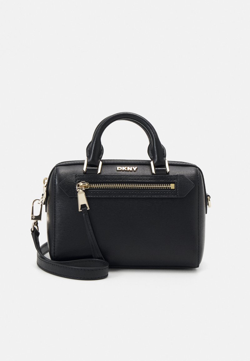 Borsa DKNY nera con una finitura testurizzata, doppio manico superiore, tracolla removibile e dettaglio della cerniera in tono oro sul davanti.