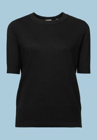 Pull noir à manches courtes en maille avec encolure ronde et poignets, ourlet et col côtelés sur fond bleu clair.