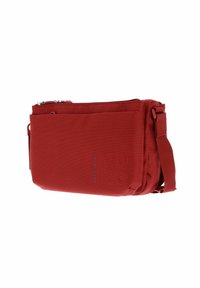 Borsa a tracolla rossa in tessuto con un'esterno testurizzato e imbottito, scomparti con cerniera, tracolla regolabile e forma piatta e rettangolare.