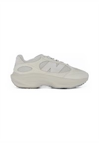Sneakers grigio chiaro in suede e rete, con suola spessa, punta arrotondata e un logo prominente sul lato.