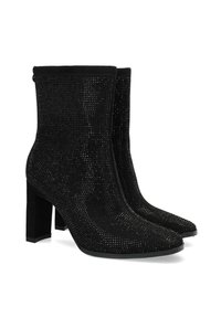 Botas negras hasta el tobillo con un upper de tela texturizada, con punta afilada y tacón grueso, adornadas con strass para dar brillo.