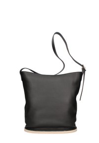 Zwarte leren bucketbag met een gestructureerd oppervlak, afgeronde vorm, verstelbare band en een lichtgekleurde platte onderkant.