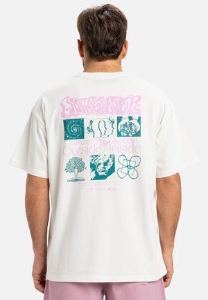 Weißes Baumwoll-T-Shirt mit einem großen, mehrfarbigen Grafikmotiv auf dem Rücken, das Designs wie Bäume, Köpfe und abstrakte Formen zeigt.