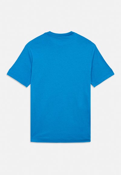 Jednostavna plava majica kratkih rukava prikazana sa stražnje strane s okruglim izrezom na bijeloj pozadini.