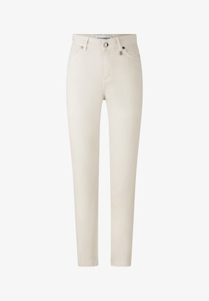 Crèmekleurige skinny jeans met een gladde textuur, vijf-pocketontwerp en subtiele metalen accenten bij de taille en zakken.