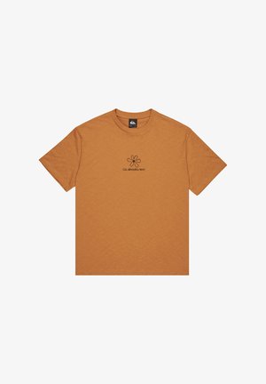 rostfarbene Kurzarm-T-Shirt mit einem kleinen schwarzen blumenähnlichen Logo und dem Text "Quiksilver" mittig auf der Brust.
