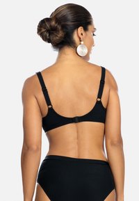 Czarny stanik bikini z paskami regulowanymi i zapięciem na plecach. Gładka, matowa tekstura z minimalną ilością elementów wzorniczych.