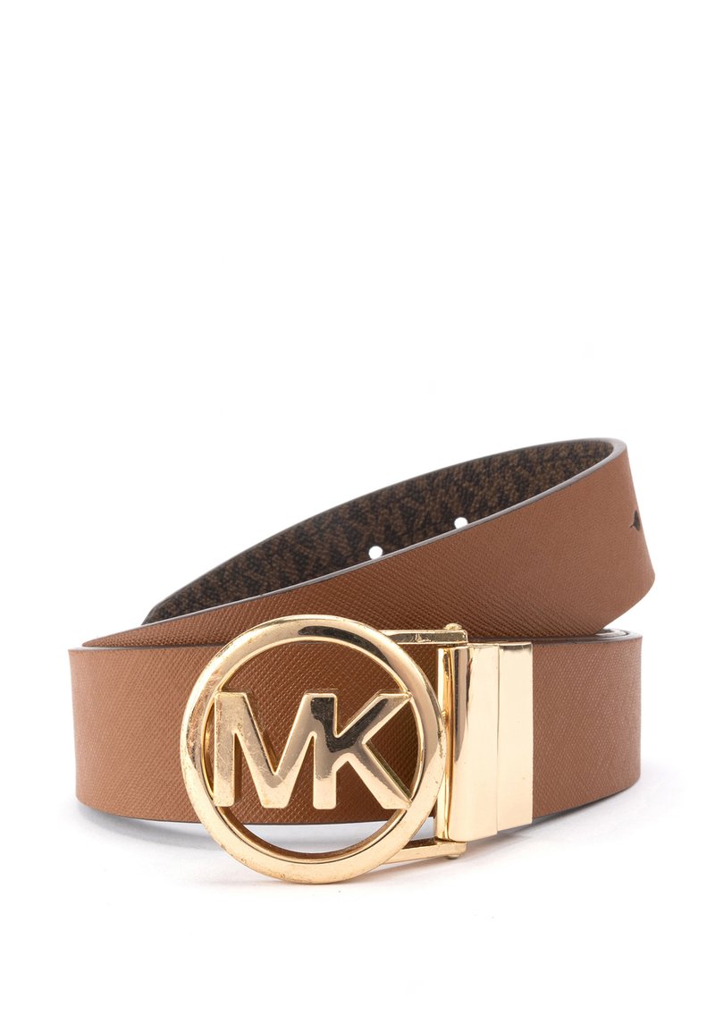 Brauner Ledergürtel mit strukturiertem Finish, ausgestattet mit einer goldenen Metallsschnalle, die die Buchstaben "MK" in einem kreisförmigen Design zeigt.