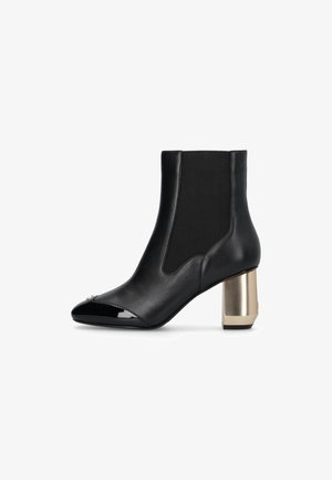 Bottes noires en cuir jusqu'à la cheville avec un bout brillant, des panneaux latéraux élastiques et un talon en bloc métallique. Texture lisse avec un design élégant.