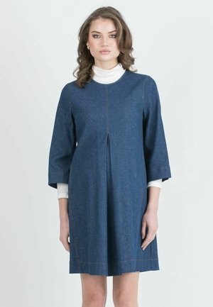 Denim A-Linien-Kleid mit 3/4-Ärmeln, rundem Ausschnitt und gefälteltem Detail vorne. Blaue Farbe mit kontrastierendem orangefarbenem Nähen.