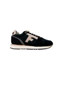 Sneaker neri e grigi con una tomaia texturizzata, dettagli in camoscio, suola intermedia bianca e lacci. Presenta un logo prominente sul lato.