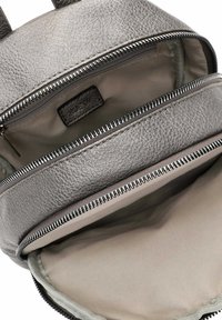 Zaino in pelle grigia con due scomparti con cerniera, caratterizzato da un esterno texturizzato e un rivestimento interno beige. Accenti in metallo argentato lucido.
