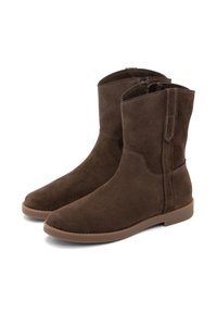 Stivaletti alla caviglia in suede marrone con una trama liscia, caratterizzati da una punta arrotondata, accenti di cucitura minimi e una suola in gomma bassa e piatta.