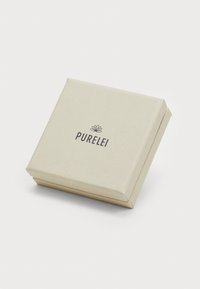 Purelei emballageæske, beige med en tekstureret design, firkantet form, der har subtile bladmønstre og et trykt logo på fronten.