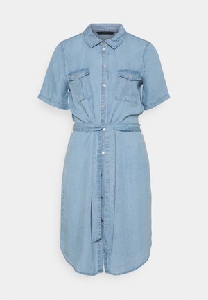 Hellblaues Jeanskleid mit kurzen Ärmeln, Knopfleiste vorne, Brusttaschen, Kragen und passendem Stoffgürtel in der Taille.