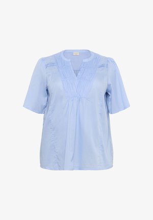 Hele sinine lühikeste varrukatega särk V-kaelusega, millel on voldid ja peened detailid kaeluse ääres, valmistatud siledast kangast.