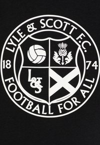 Černá látka s bílým kruhovým logem, které obsahuje football, bodlák a vzory vlajek. Text zní "Lyle & Scott F.C. Fotbal pro všechny."