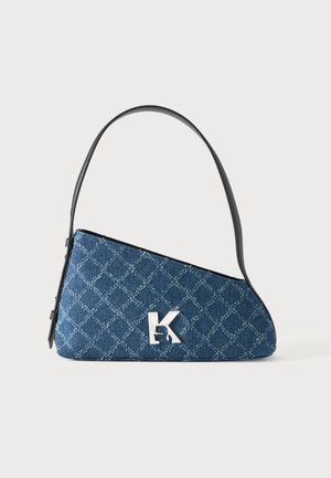 Sinine tikandiga teksariidest õlakott musta rihma ja hõbedase „K“ logoga esiküljel, esitletud ühevärvilisel valgel taustal.