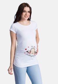 Weißes Stillshirt mit kurzen Ärmeln, mit einem bedruckten Design eines lächelnden Babys mit Kopfhörern und Herzen, seitliche Raffung.