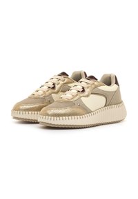 Zapatillas en oro y crema con cuero texturizado, diseño con cordones, punta redondeada y suela de goma con borde estriado.
