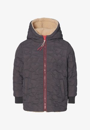 Quiltet mørkegrå jakke med hætte, der har en faux fur-foring, rød lynlås, hjerteformet stikmønster og strikkede manchetter. To sidelommer.