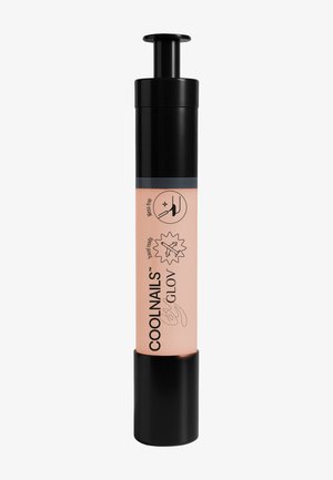 Flacon pompe de dissolvant pour vernis à ongles Coolnails avec étiquette pêche et bouchon noir, conçu pour un soin des ongles sans désordre, prêt à emporter.