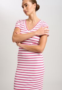 Trägerloses, figurbetontes Kleid in Weiß mit rosa horizontalen Streifen, mit V-Ausschnitt und kurzen Ärmeln; strukturierter Rippstoff.