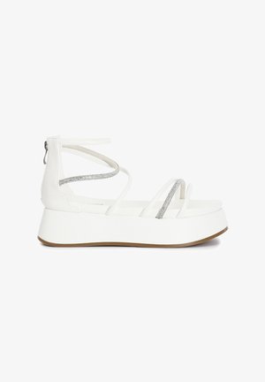 Witte platform sandalen met meerdere banden, voorzien van zilveren accenten, een gladde textuur en een achteraanlopende rits voor gemakkelijk aan- en uittrekken.
