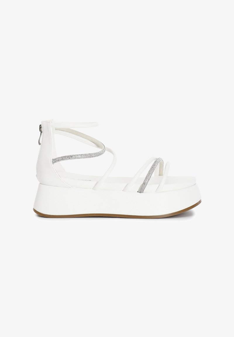 Bílé platformové sandály s více pásky, se stříbrnými akcenty, hladkým povrchem a zadním zipem pro snadné obouvání.