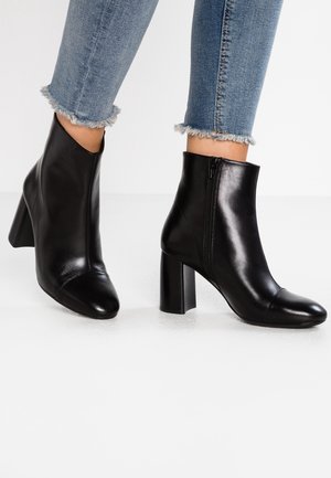 Classic ankle boots - black
