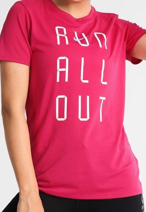 T-shirt atletico rosa corto con maniche corte, che presenta testo verticale bianco che recita 'RUN ALL OUT'. Tessuto liscio con design aderente.