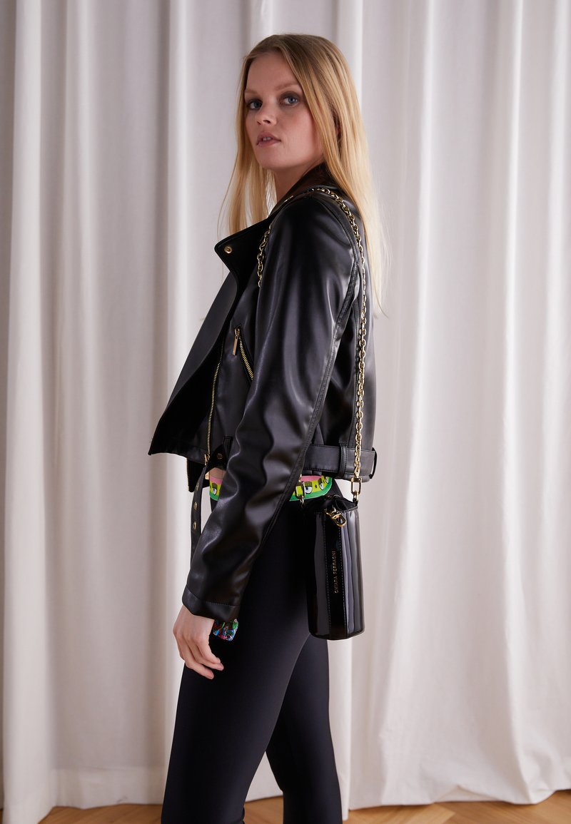 CHIARA FERRAGNI RANGE EYELIKE FRAME SKETCH Keresztpántos táska black/fekete Zalando.hu