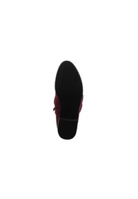 Chaussure en daim bordeaux avec une semelle en caoutchouc noir texturé. Elle présente un bout rond lisse et une fermeture éclair sur le côté pour un enfilage facile.