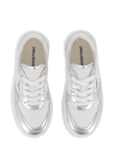 Paire de baskets blanches avec des accents argentés et des lacets blancs, vue de dessus, montrant la marque "ZADIG & VOLTAIRE" à l'intérieur de chaque chaussure.