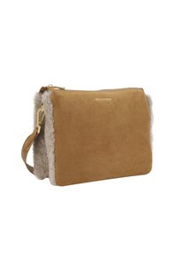 Borsa a tracolla in suede color testa di moro con bordi in pelliccia beige, hardware dorato e chiusura con zip. Forma piatta e rettangolare con tracolla removibile.