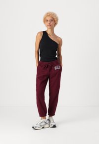 GAP Petite HERITAGE - Pantalones deportivos - ruby wine