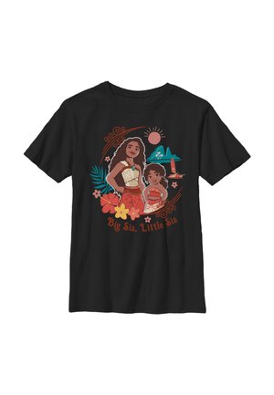 Sort t-shirt med tegning af to polynesiske piger i traditionelle klæder, tropiske blomster, ø og tekst "Big Sis, Little Sis."