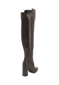 Botas marrones por encima de la rodilla en cuero con patrón de cocodrilo texturizado, con un tacón cuadrado y una silueta elegante. Diseño de parte superior abierta.