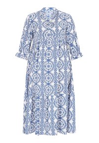 Rochie albă cu modele circulare și florale albastre, cu mâneci trei sferturi și o talie strânsă, având o fustă cu volane.