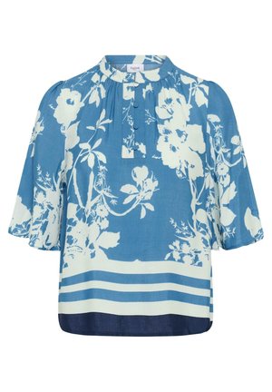 Bluza albastră cu imprimeu floral alb, mâneci scurte bufante, decolteu rotund cu nasturi și detaliu cu dungi orizontale la tiv.