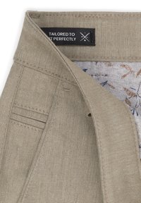 Beżowy lniany żakiet z wzorzystą podszewką w kwiatowe wzory. Zawiera metkę z napisem "DOPASOWANY IDEALNIE."