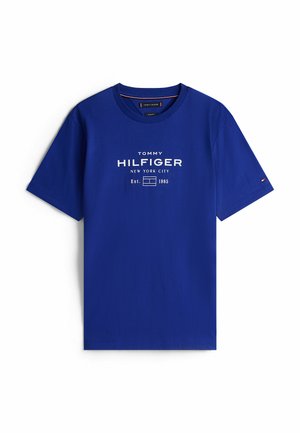 T-shirt blu royal a maniche corte realizzato in cotone. Presenta la scritta "TOMMY HILFIGER NEW YORK CITY" stampata in bianco e un piccolo logo sulla manica.