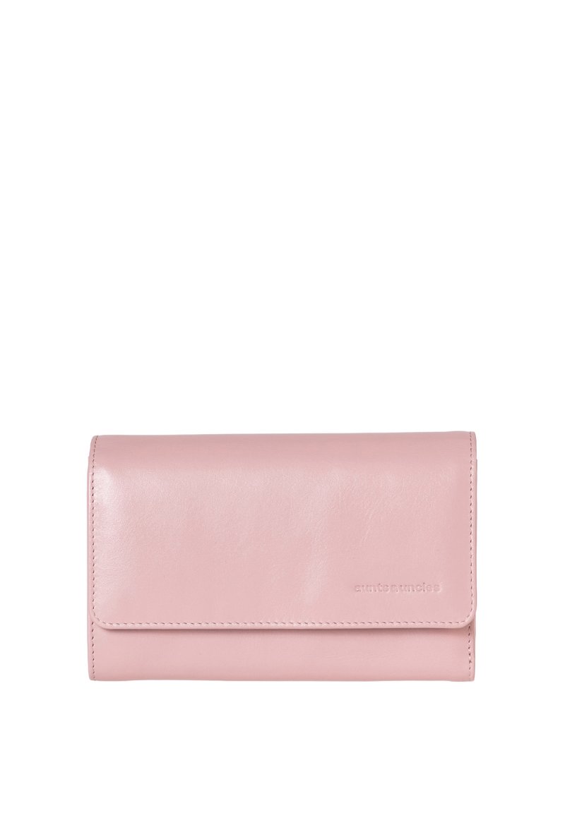 Portafoglio in pelle rosa con texture liscia, forma rettangolare e chiusura a patta. Presenta un logo sottile impresso sul davanti.