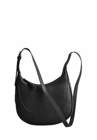 Černá kožená kabelka přes rameno s zak�řiveným tvarem, texturovaným povrchem, nastavitelným popruhem a jedním zapínáním na zip. Vyznačuje se minimalistickým designem.