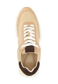 Baskets beige en cuir lisse et suède, bout rond, lacets blancs et un accent marron au talon.