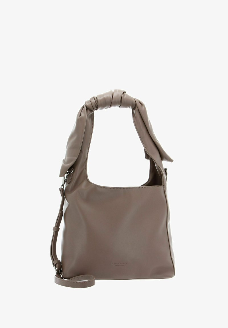 Sac d'épaule en cuir marron avec une poignée nouée, une bandoulière réglable et une texture lisse. Présente un corps carré et un marquage minimaliste.